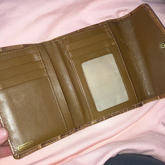 Coach Vintage crocodile Tan Leather Wallet with Gold Accents - Picture 6 of 8